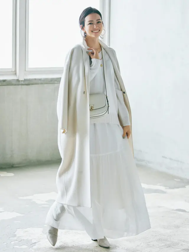 トーンを変えたホワイトを重ねることで、リュクスなムードを演出して