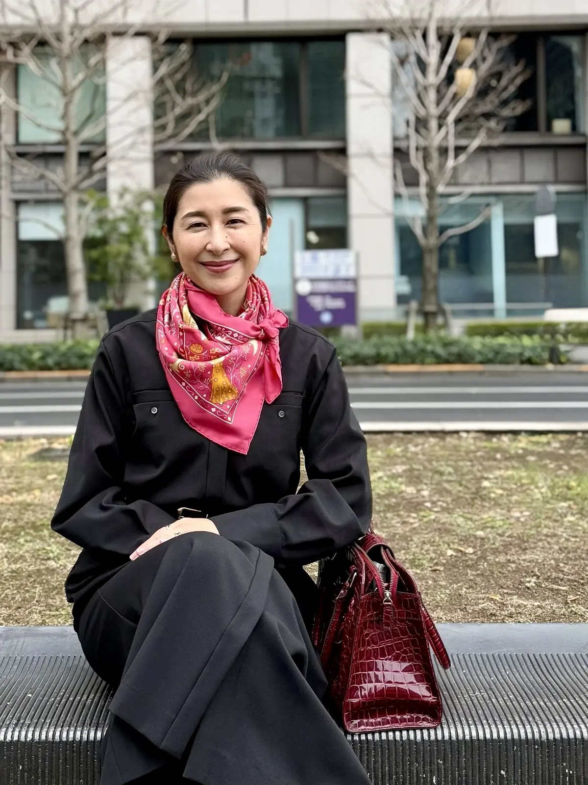 イーバイエクラ　黒ワンピース　着回し　50代ワンピースコーデ　アラフィフワンピースコーデ　エルメススカーフ　ボルドー色バッグ