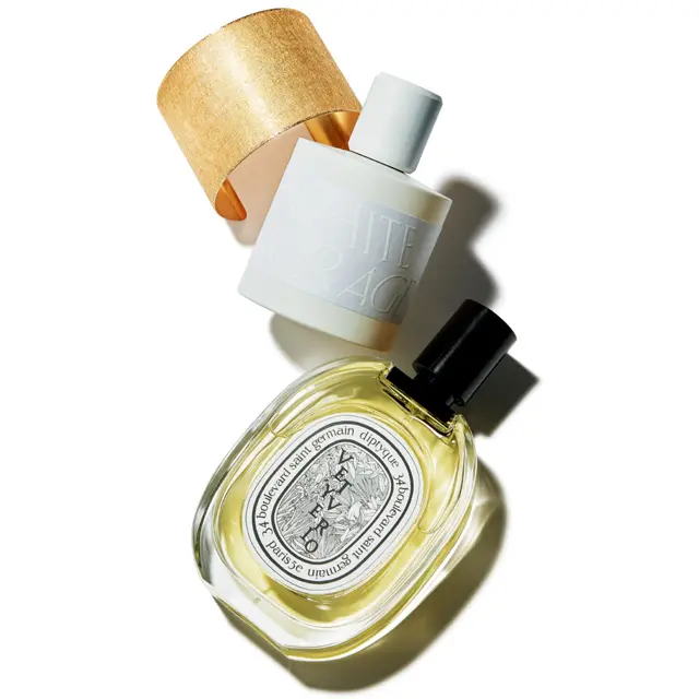 （上から）kaori wearのバングル、トバリのトバリ ホワイト ストレージ オードパルファン、ディプティックのオー ド トワレ ヴェチヴェリオ