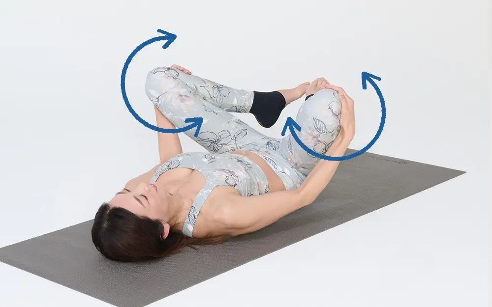 ②息を吸って、吐きながら足先を内側に向けて、両膝を回します。　OurAge×Webエクラ