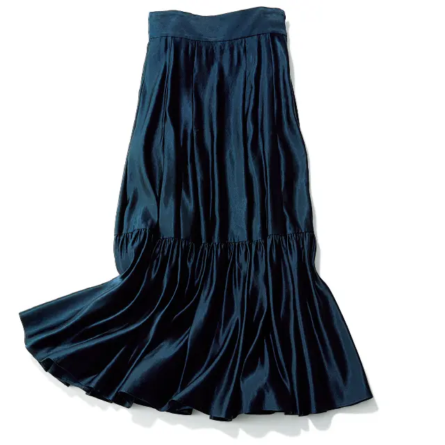 光のもとでつやめくドレスライクなスカート