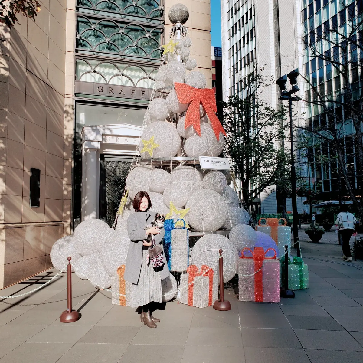 丸の内方面へ　ペニンシュラホテルのツリー