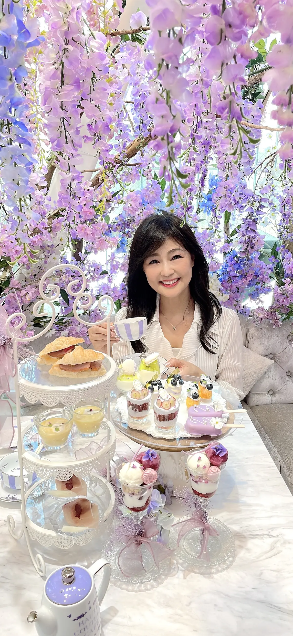 スイーツ、パルフェ、パフェ、ケーキ、チョコレート、藤棚、藤、アーティフィシャルフラワー、クロワッサン、スープ、生ハム、オードブル、セイボリー、薄紫、紫色、紫、白、ブラウス、白ブラウス、フリル、フリルブラウス、シースルー、ストライプ、ロングヘア、パープル、purple、カップ、お茶、カフェ、カフェラテ、店内、HAUTE COUTURE • CAFE、HAUTE COUTURE • CAFE表参道、期間限定、Purple Afternoon Tea、オートクチュールカフェ、オートクチュールカフェ表参道、表参道、カフェ、アフタヌーンティー、HAUTE COUTURE CAFE、HAUTE COUTURE CAFE表参道、