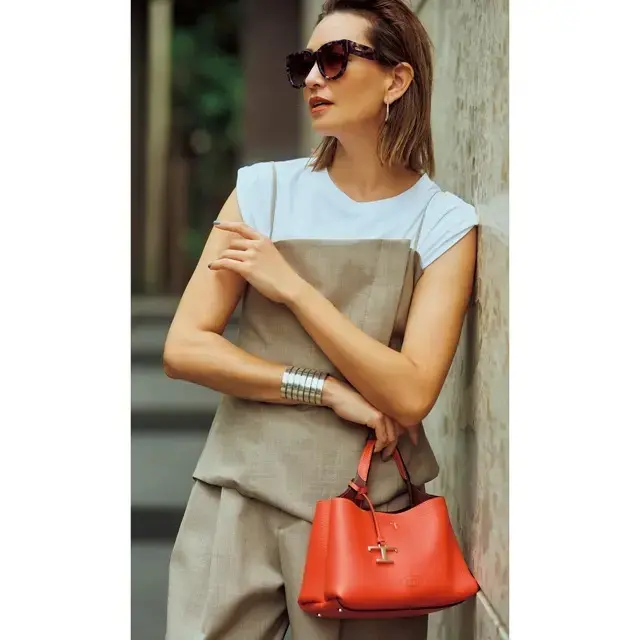 透けたブラウンカラーなら、モード感も優美に落ち着く