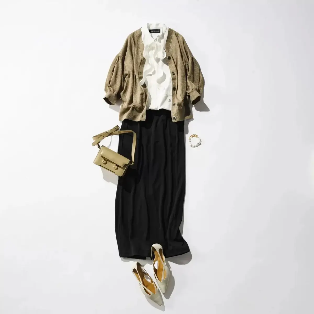 【9月初旬～9月中旬】やわらかなベージュと黒でつくる、秋のはじまりの端正スタイル