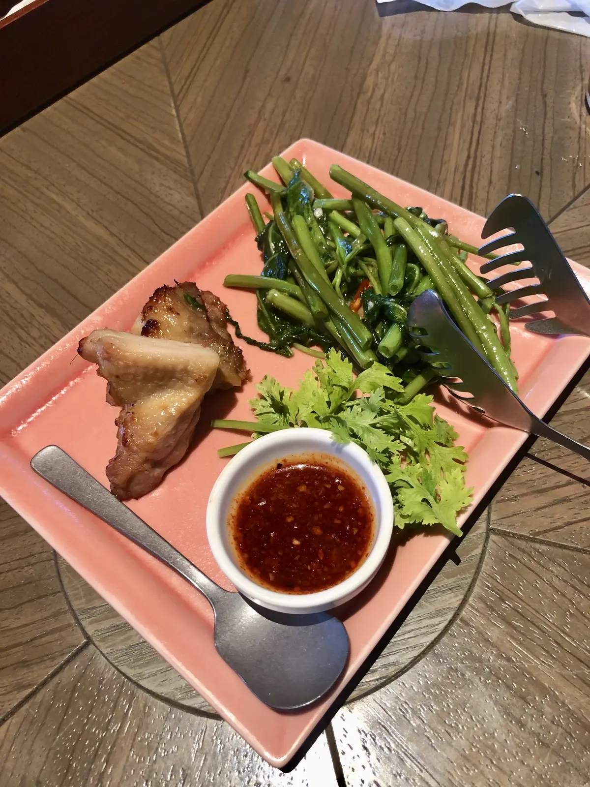 Asian Bistro Dai。アジアンビストロ ダイ。日本橋。空心菜のトチオソース炒め。ローストチキン。ナムチムソース。パクチー。ピンクのお皿。角皿。スプーン。トング。