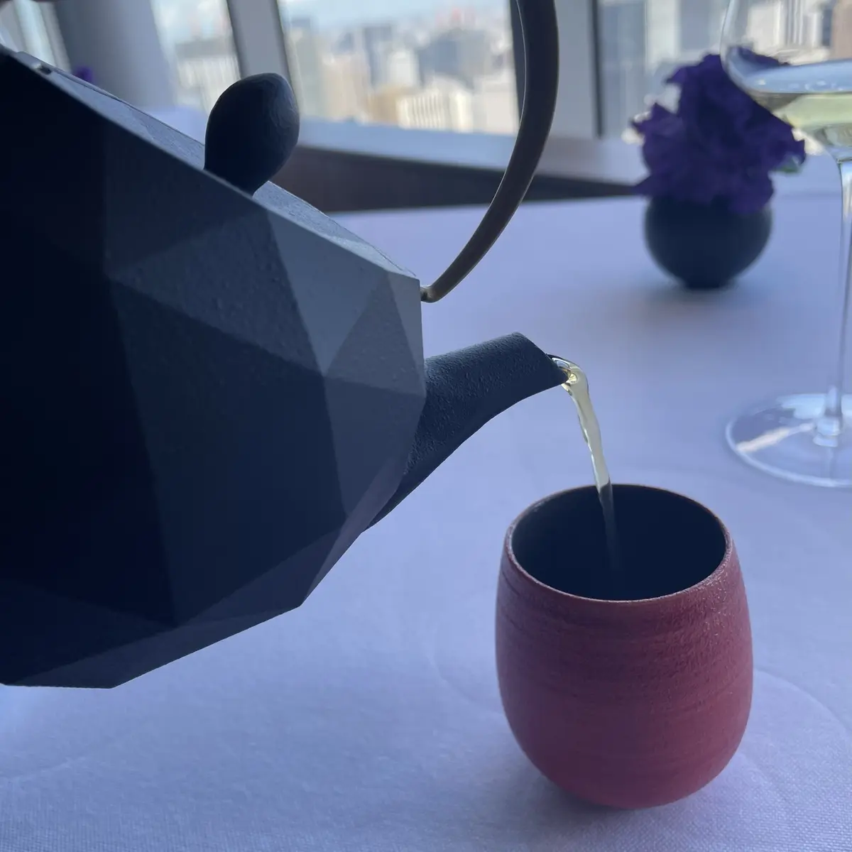 フレンチダイニング「アジュール フォーティーファイブ」 急須から注がれるコンソメ