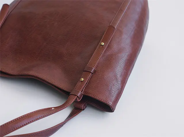 時が経つほどに持ち心地がよくなる。変化する素材感を堪能