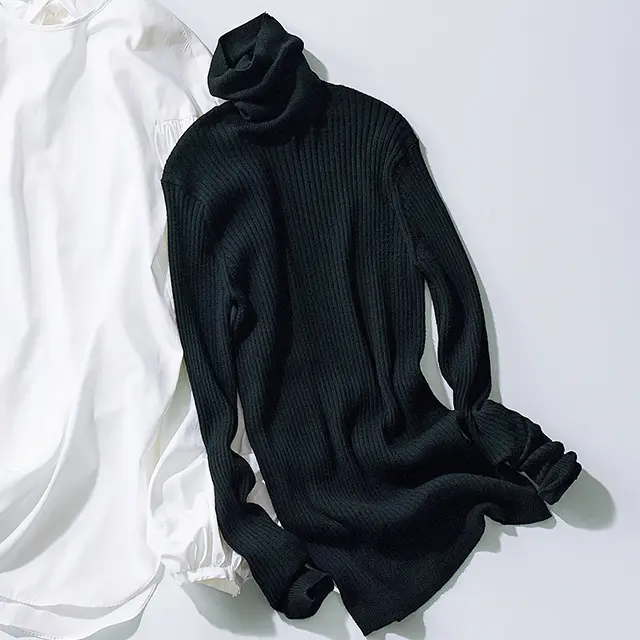 「この秋、ぜひトライしてほしいのがレイヤードスタイル。その要かなめとなるタートルニッ トは、体の線を優しく美しく引き立てるハイゲージのものが大人向き」