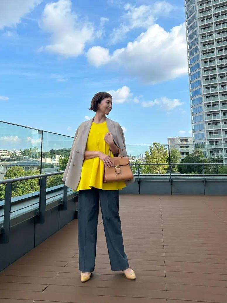 明るい色×UNIQLOグレーパンツの画像_3