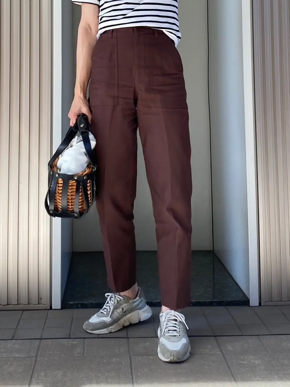 かごバッグ＆スニーカーコーデ