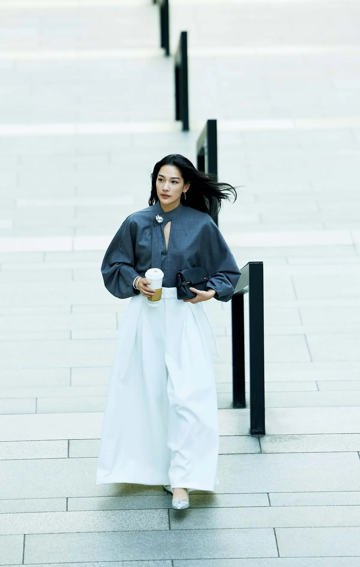 ボウタイ風ブラウスが、 職場に端正な華やかさを生む