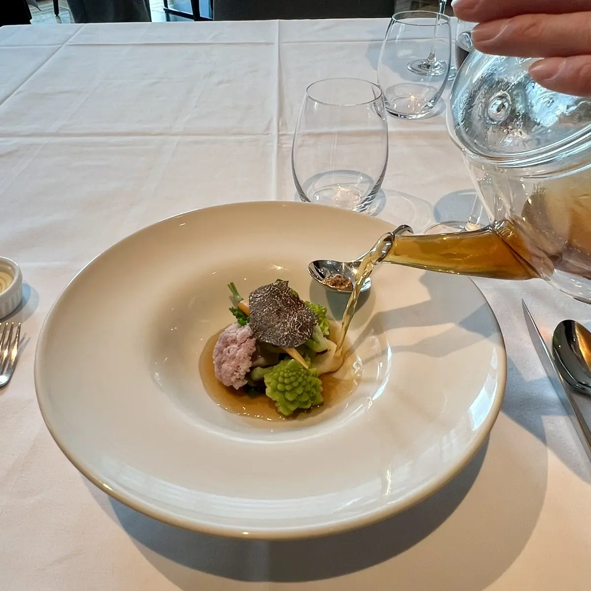 白パンツコーディネートで丸の内ランチへ♪の画像_8