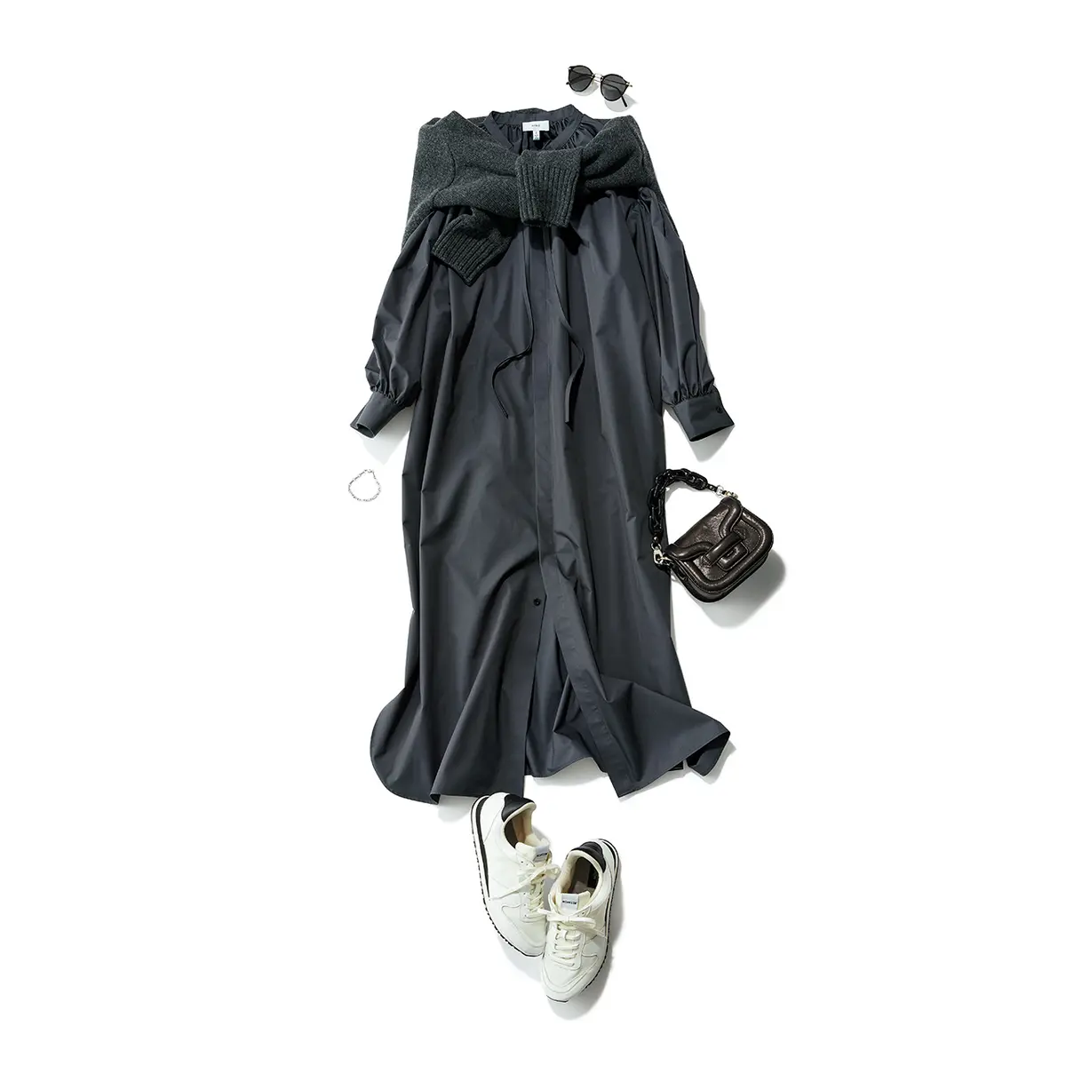 グレーシャツワンピにグレーニットを肩がけしたコーデ