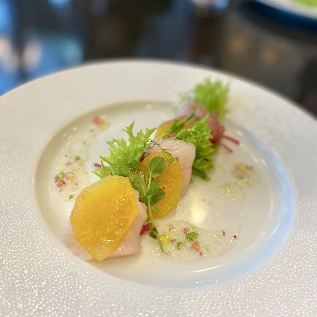 前菜は鰤と柿のサラダ仕立て
