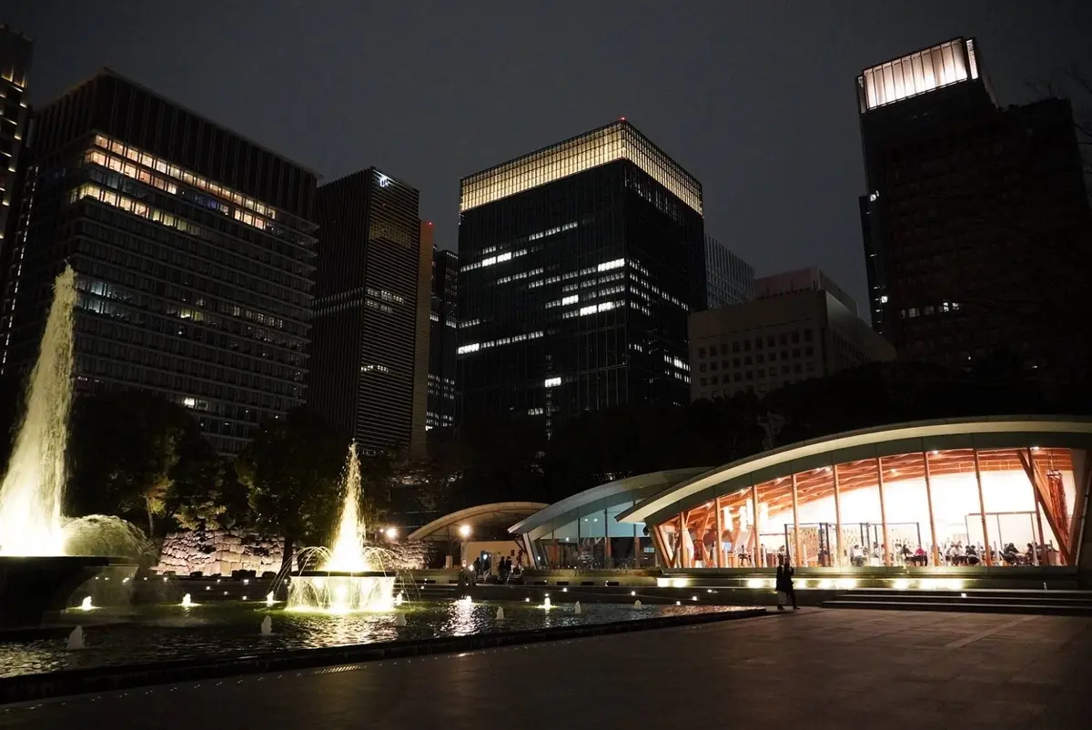 噴水公園内のスタバ