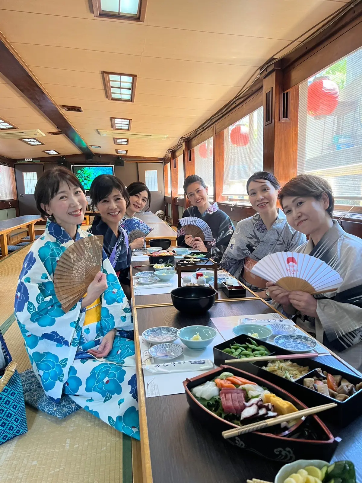 浴衣、屋形船、辰金、お座敷、和室、畳、掘り炬燵、掘りごたつ、長テーブル、室内、和食、刺身、枝豆、煮物、クラゲとキュウリの和物、扇子、船内、女子会、jマダム、華組