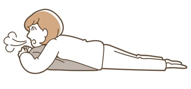 枕を胸の下に入れ両足を肩幅くらいに開いてさらに3分間深呼吸