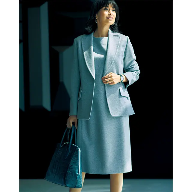 装いに知性と柔和さをもたらす、カシミヤのライトグレーを選択