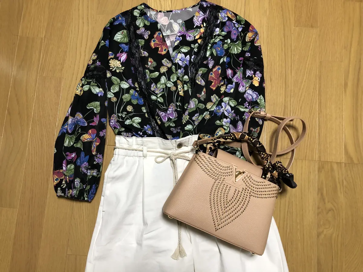 黒色ブラウスに白ワイドパンツ　バッグ