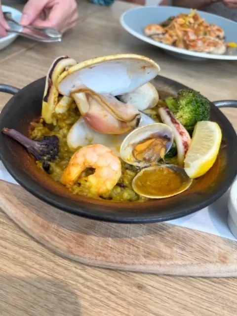 だし香る十六穀米と魚介のパエリア