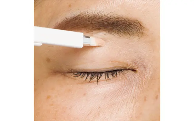 明るいベージュを筆にとり、目頭に