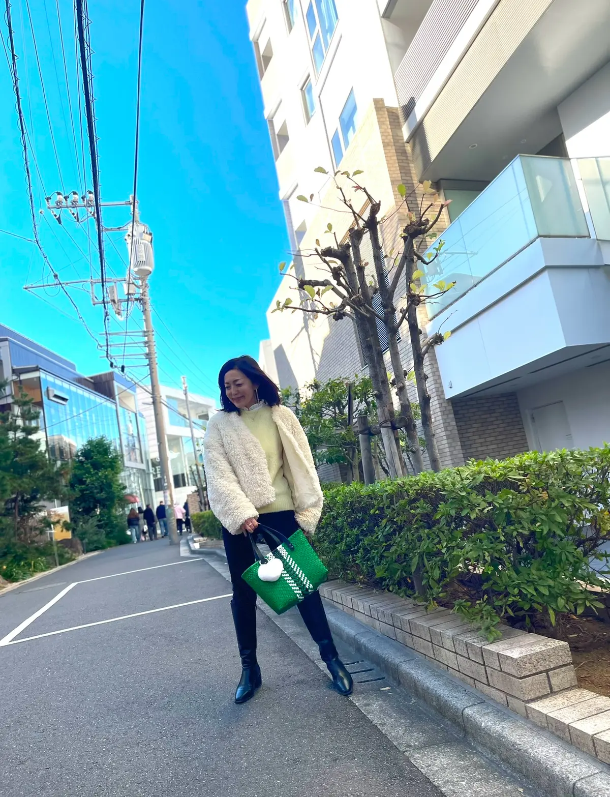 優しいイエローニットで大人女子会の画像_1