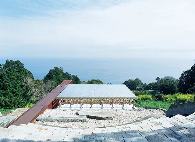 「光学硝子舞台」と、そのわきを貫く鉄 の「冬至光遥拝隧道」