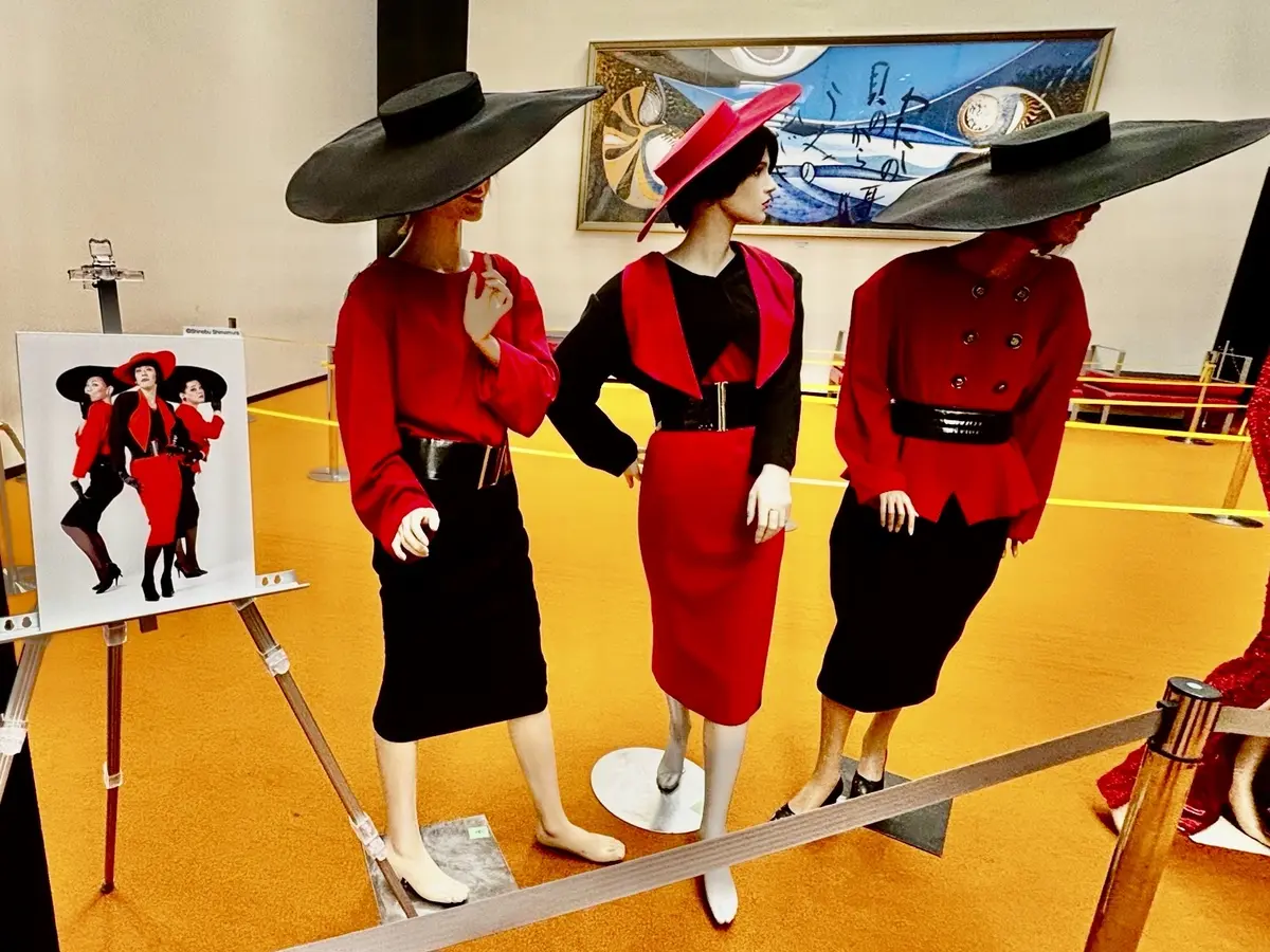 撮影可能スポット④ 赤と黒の衣装