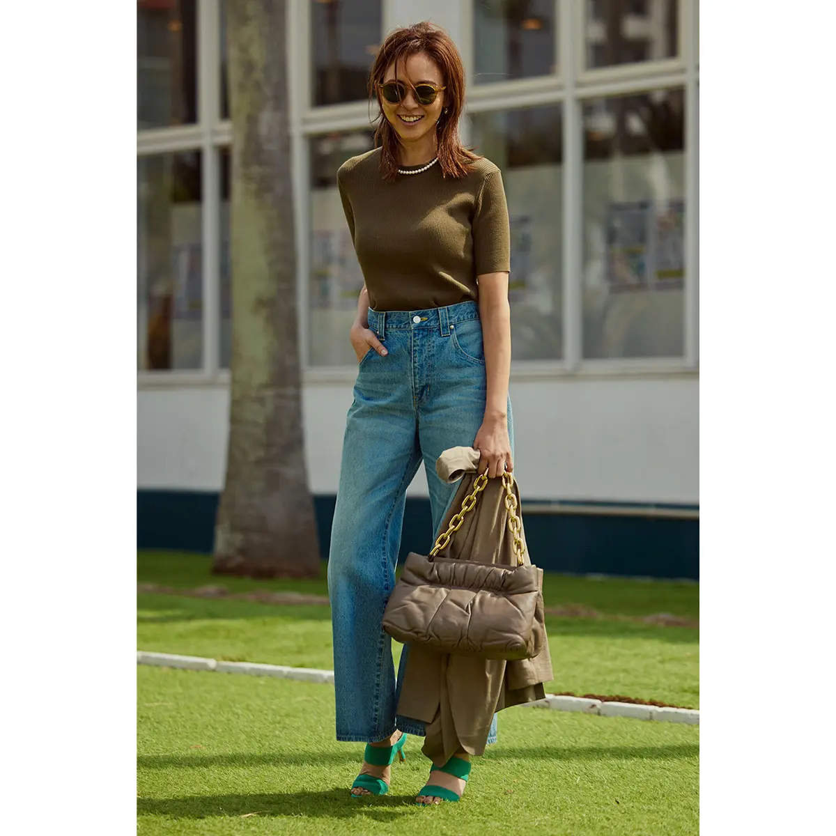 カーキTシャツとブルーデニムのコーデ　モデル・SHIHO