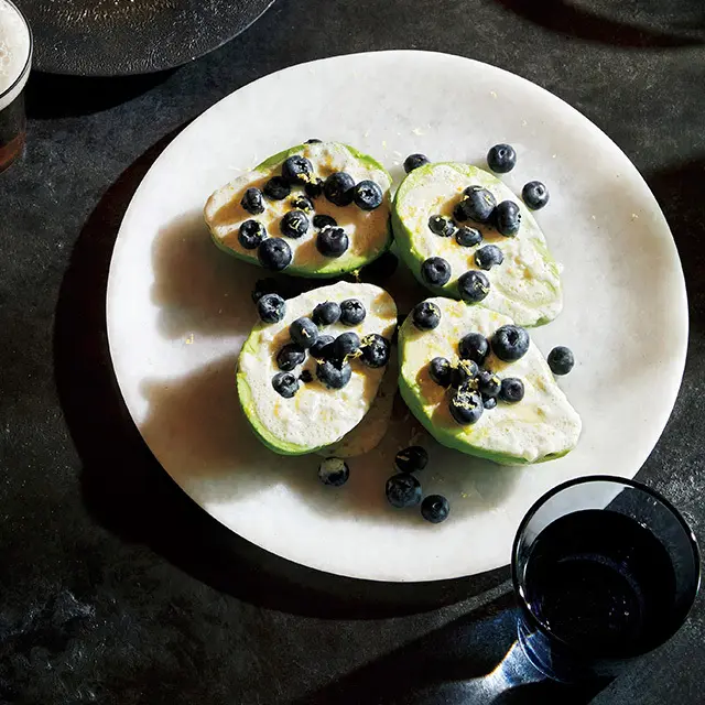 アボカドとブルーベリーの ヨーグルトサラダ