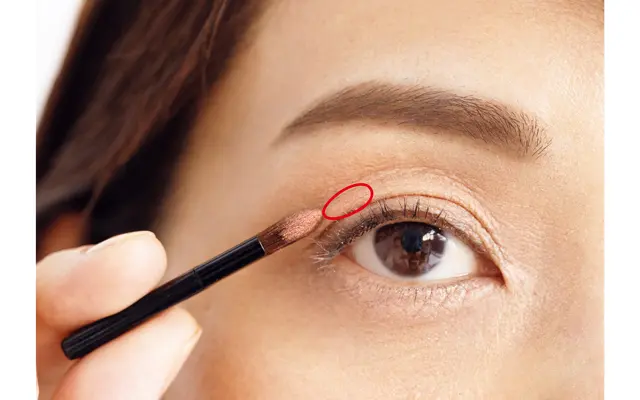 《1》明るいカラーシャドウで 二重上に印をつける