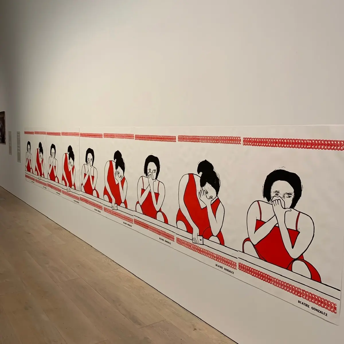 ベアトリス・ゴンザレス「縁の下の嘆き―携帯電話を持って嘆く」