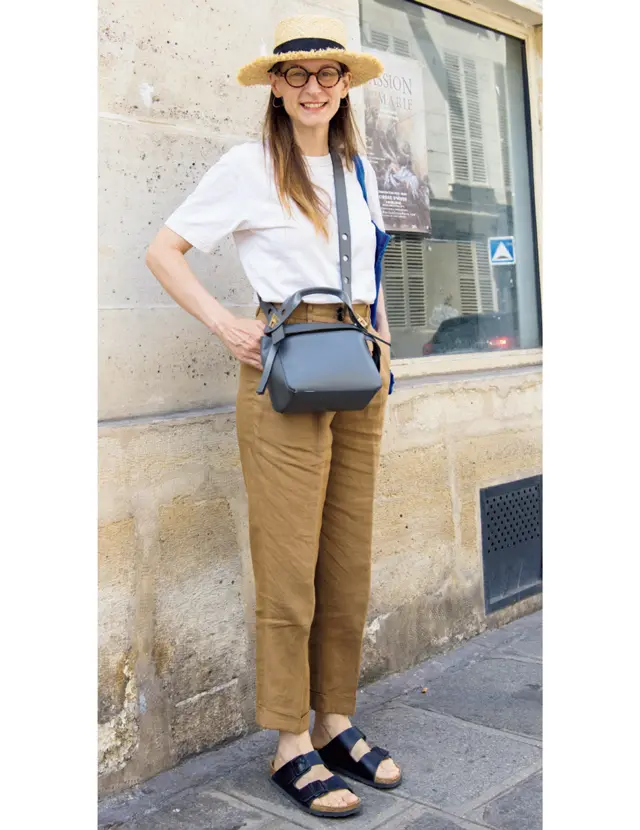 【パリSNAP】ワイドパンツはショルダーバッグでキレ味をプラス！