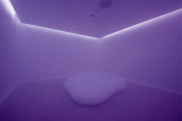 ミストが満ちるメディテーションルーム「blank」。大浴場のあとや朝活にも利用してみたい