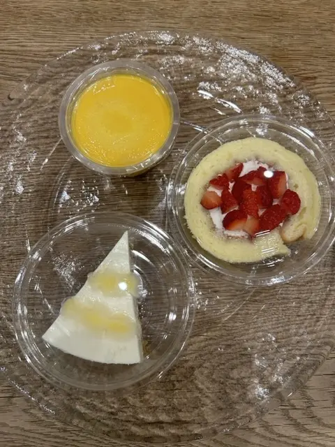 本日のケーキ。カボチャのプリン。レモンのレアチーズケーキ。イチゴのロールケーキ。