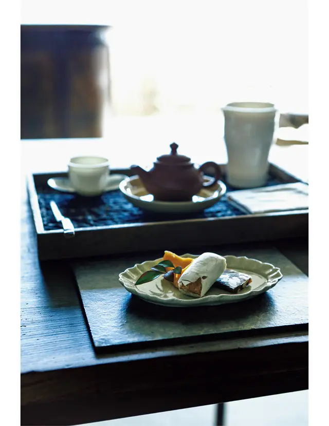 清涼感のある梨山高冷茶¥2,200、お茶請け3種盛り¥550。