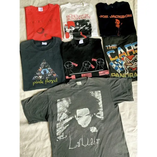 ザ・キュアー（英ロックバンド）のヴィンテージTシャツ（手前）