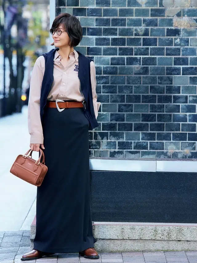 着ないなんてもったいない！アラフィーをかっこよく見せる「ネイビー」コーデ集