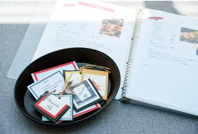 これまでに作ったメニュー表やネームカード、 レシピ集。「席に自分の名前があるとうれしいですよね。ネームカードなどのペーパークラフトも好きでよく作ります」。