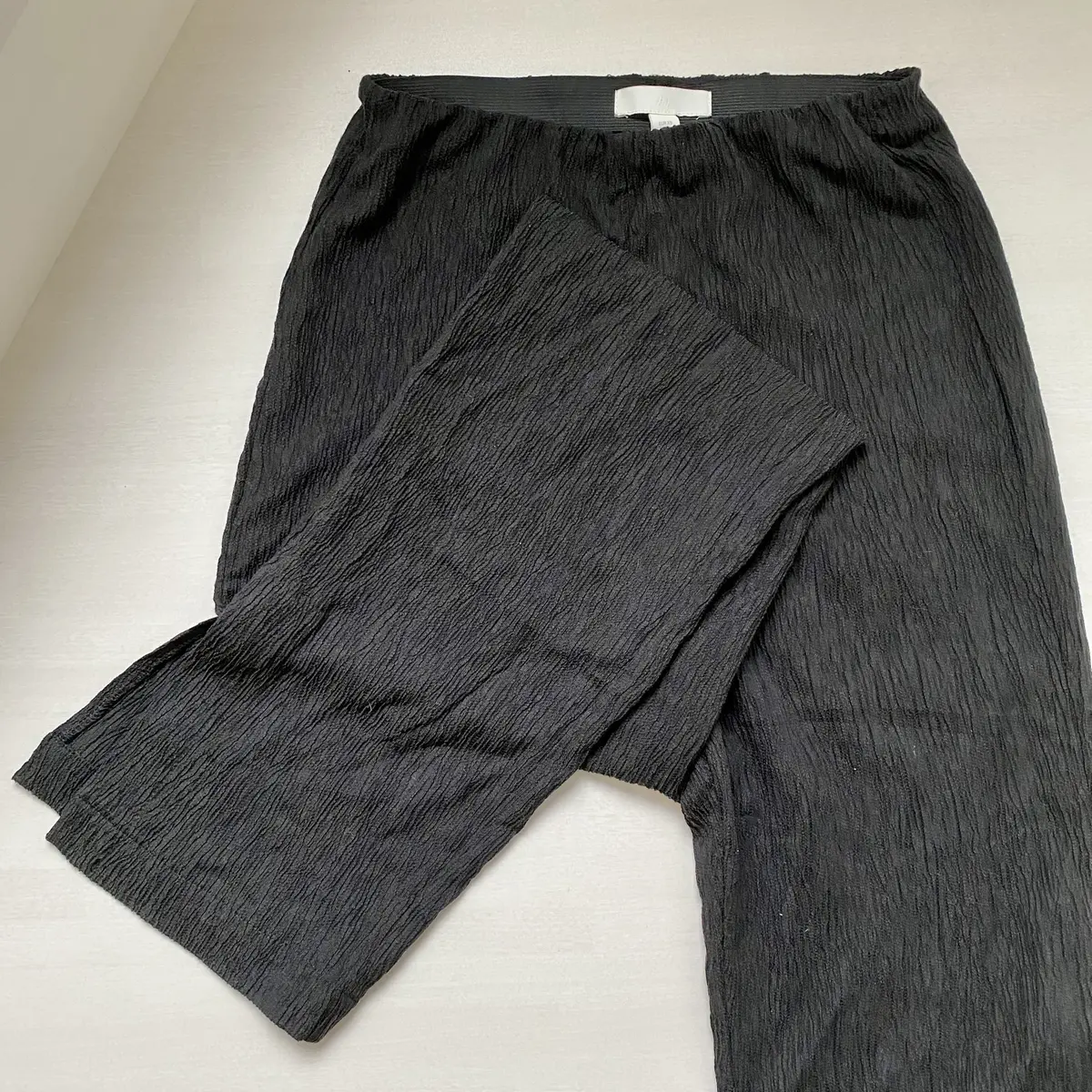 ウエストは総ゴムでハイウエスト。シワ加工で履きやすさ抜群