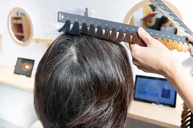 Akikoさんは黄みを抑えたいという希望を伝え、5〜6トーンの「ニュートラルブラウン」に決定。