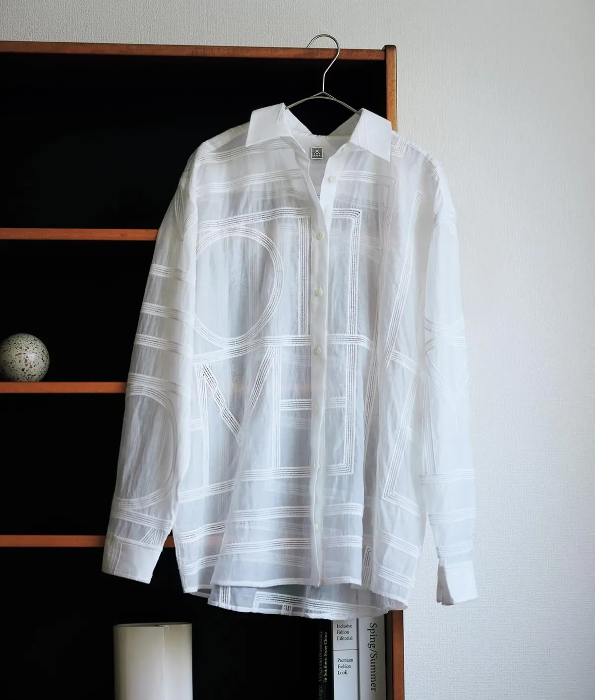 シアーな生地に浮かぶようにブ ランドロゴを幾何学的にデザイン。ほかにはないアーティな魅力に惹かれる。シャツ￥132,550／トーテム ク ライアントサービス（トーテム）