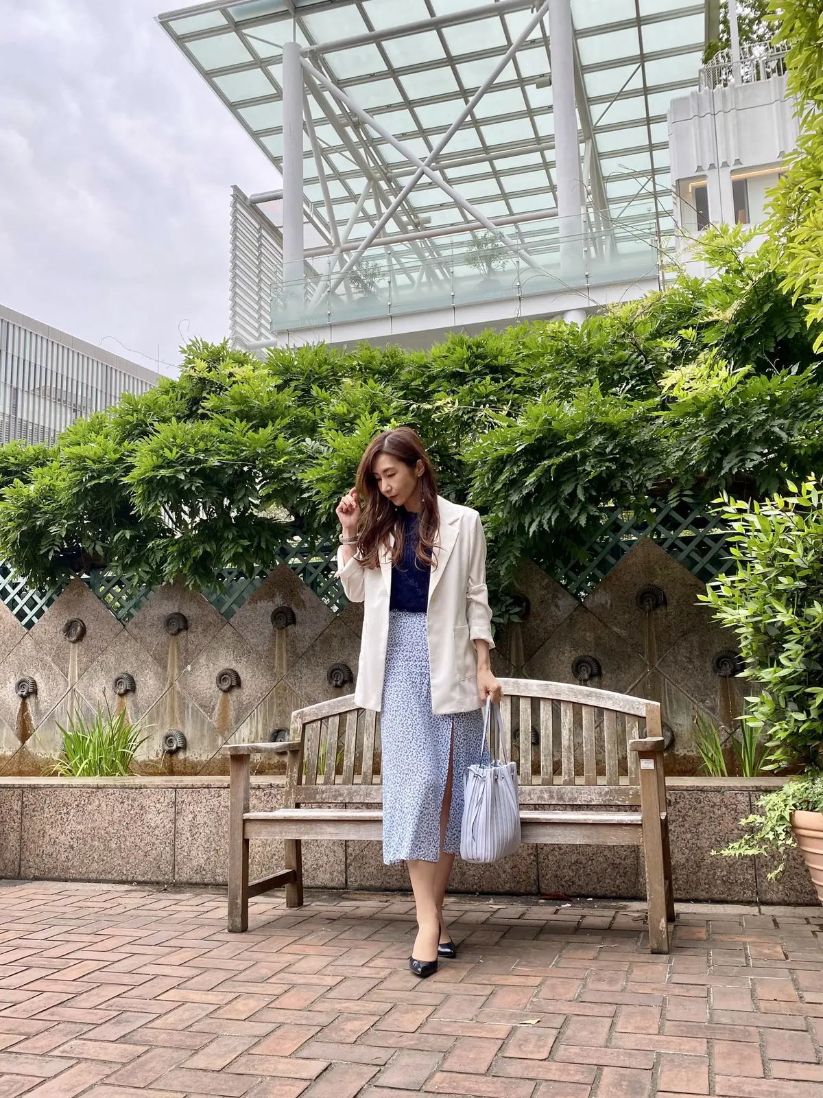 ホワイトジャケットにブルーの小花柄スカートを合わせて