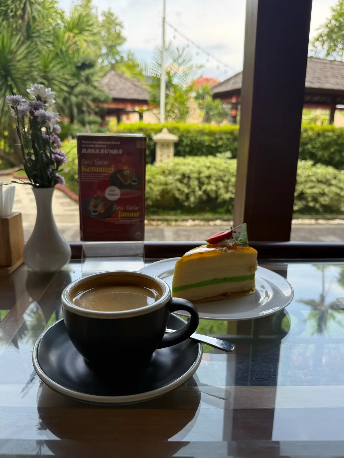 バリ島　サヌール　50代夫婦旅行　BALI 　プラマサヌールビーチホテル　PRAMA SANUR BEACH BALI　ラウンジ　カフェ　コーヒ　ケーキ