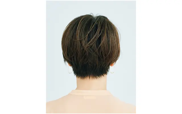 顔まわりの動きでモードなやわらかい印象　バック