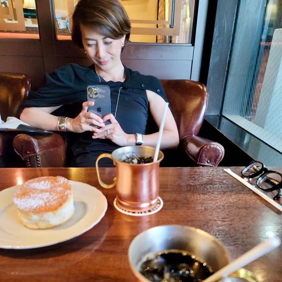 シルバージュエリーが映えるブラックコーデの画像_3