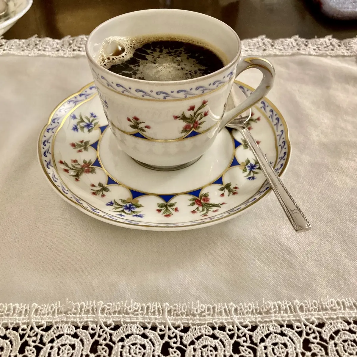 アビランドの美しいカップに入れられたコーヒー