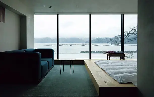 別館スイートの一例。ベッドに寝そべって、