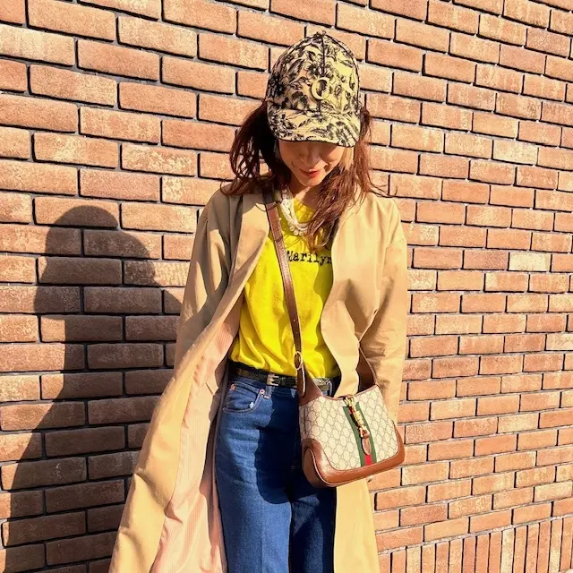 イエロー効かせのデニム＆スニーカーコーデの画像_5